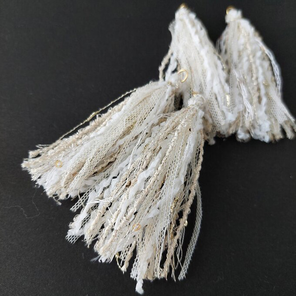 引き揃え糸 タッセル(13)　　素材糸　パーツ　手染め糸　ホワイト　ベージュ 4枚目の画像