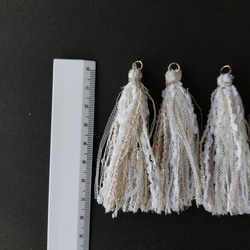 引き揃え糸 タッセル(13)　　素材糸　パーツ　手染め糸　ホワイト　ベージュ 3枚目の画像