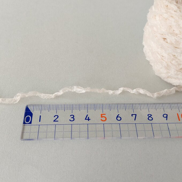 B377　フリルステッチヤーン(ホワイトベージュ)　　素材糸　引き揃え糸 3枚目の画像