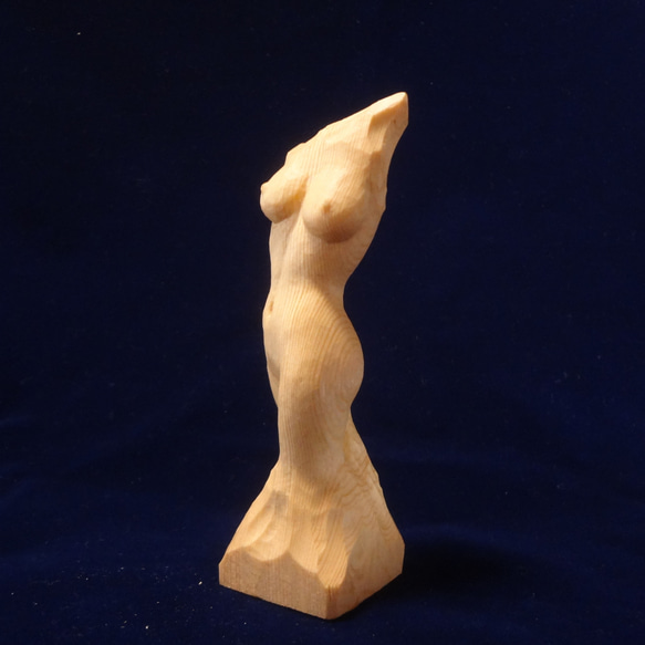 木彫刻 アート『 新緑 』  裸婦 芸術 アート 女性 ハンドメイド 松 手彫り 彫刻 7枚目の画像