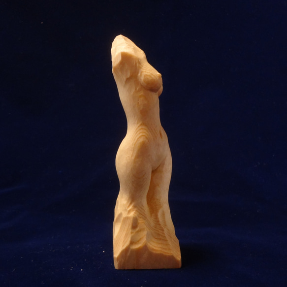 木彫刻 アート『 新緑 』  裸婦 芸術 アート 女性 ハンドメイド 松 手彫り 彫刻 4枚目の画像