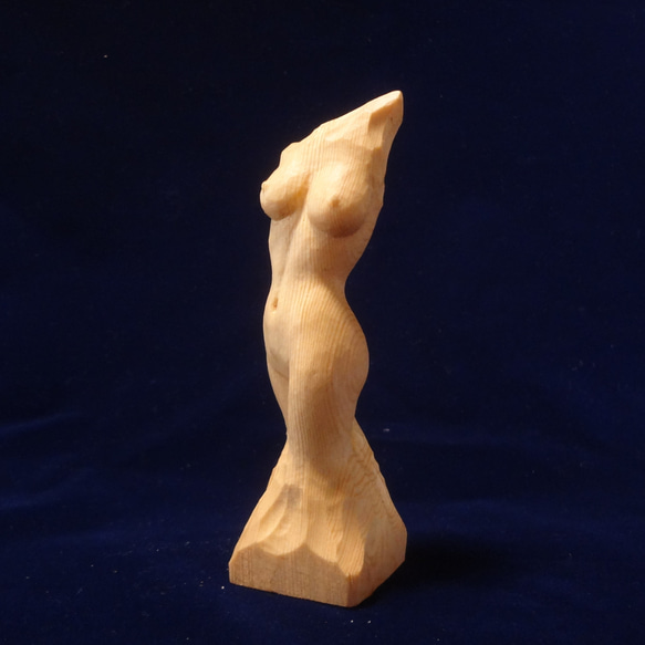 木彫刻 アート『 新緑 』  裸婦 芸術 アート 女性 ハンドメイド 松 手彫り 彫刻 2枚目の画像