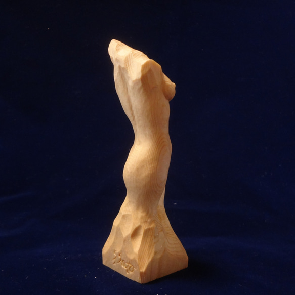 木彫刻 アート『 新緑 』  裸婦 芸術 アート 女性 ハンドメイド 松 手彫り 彫刻 5枚目の画像