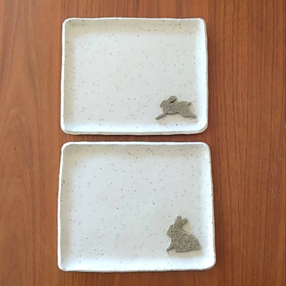 陶の長方形皿【若草色の飛び跳ねるウサギ・お座りウサギ】 15枚目の画像