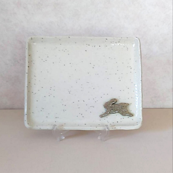 陶の長方形皿【若草色の飛び跳ねるウサギ・お座りウサギ】 6枚目の画像