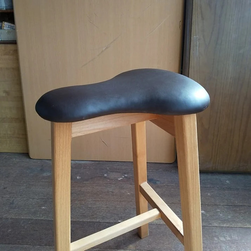 サドル座ハイチェア本革座 ちょっと腰掛けるインテリアコーデ 椅子