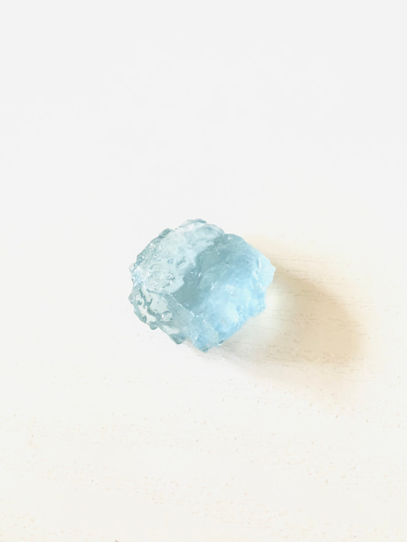 天使の石♫アクアマリンのラフロック原石④ 天然石 虹色の星 通販  