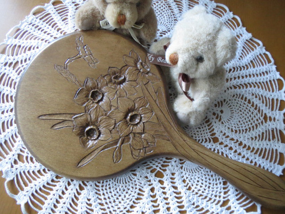 木彫りの手鏡☆沈め彫の水仙模様☆材質朴ノ木サイズ約320x160x12mm