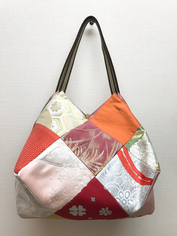 帯地市松パッチワークバッグ　正絹　帯リユースのバッグ　華やかカラー 2枚目の画像