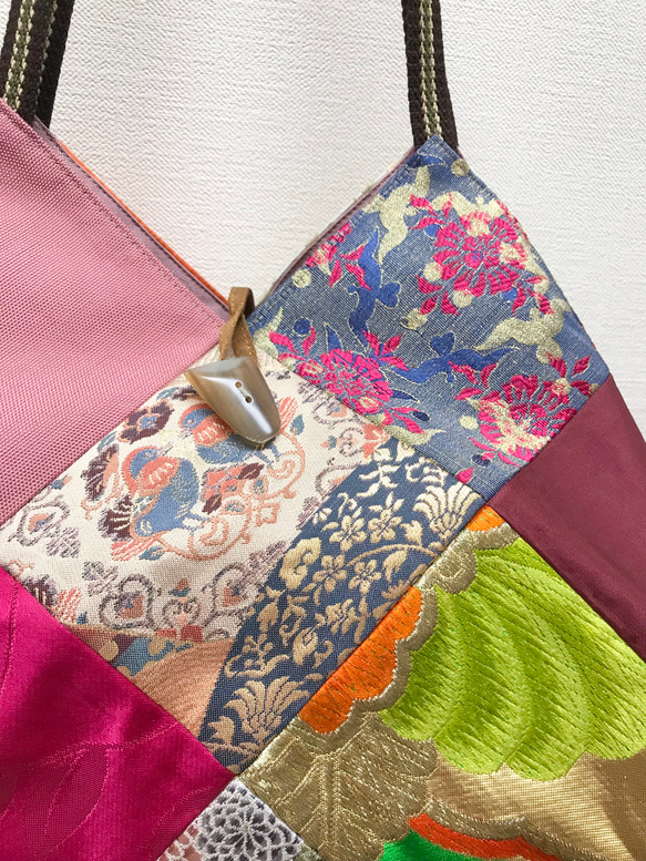 帯地市松パッチワークバッグ　正絹　帯リユースのバッグ　華やかカラー 4枚目の画像