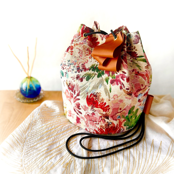 美しく自立　スペイン製ゴブラン織　ころりん巾着バッグ　使いやすい無段階調節ストラップ　フラワー　creema限定 1枚目の画像