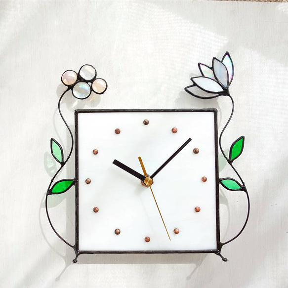 ステンドグラスの掛時計・ボタニカルシリーズ・パール＆ホワイトの花達 1枚目の画像