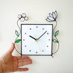 ステンドグラスの掛時計・ボタニカルシリーズ・パール＆ホワイトの花達 3枚目の画像