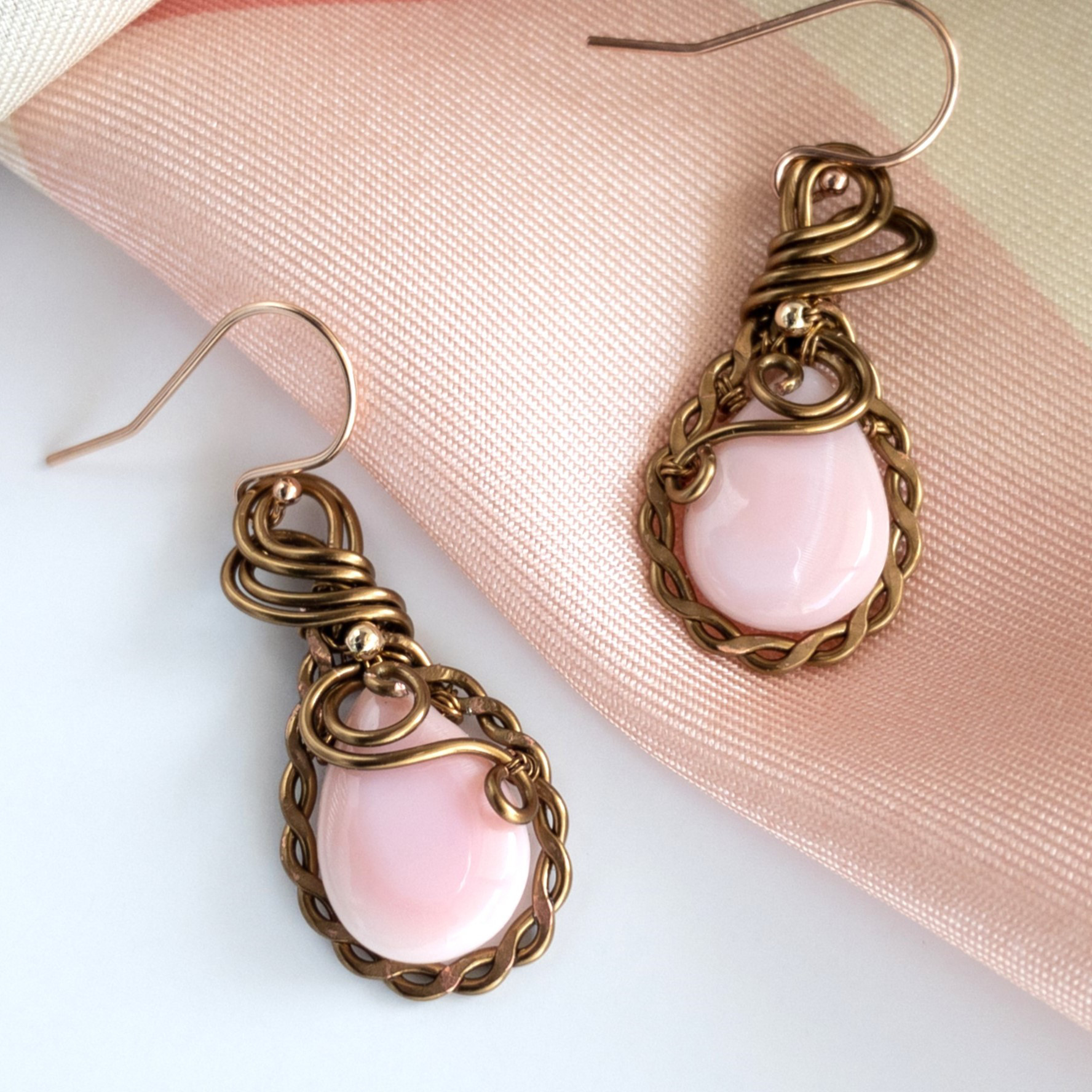 ＜クィーンコンクシェル＞ ベゼルセッティング ピアス