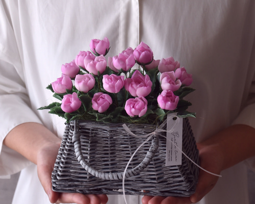 ◇粘土のお花◇ ピンクのミニ薔薇 グレーバスケット B784 アート