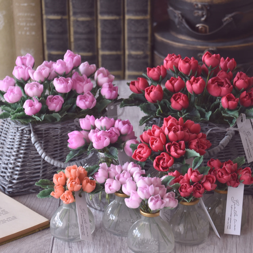 ◇粘土のお花◇ 真っ赤なミニ薔薇 ぽってりガラスボトル B780 アート