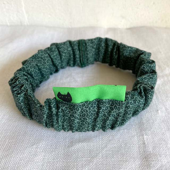 首輪を嫌がる猫のためのシュシュタイプの首輪【サイズ調整可能】（ターコイズグリーン、葉模様） 1枚目の画像