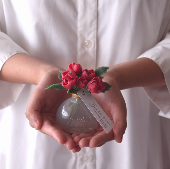 ◆粘土のお花◆ ミニサイズ！　真っ赤なミニ薔薇　アンティーク　ホラリング・フラットボトル …　B786 1枚目の画像