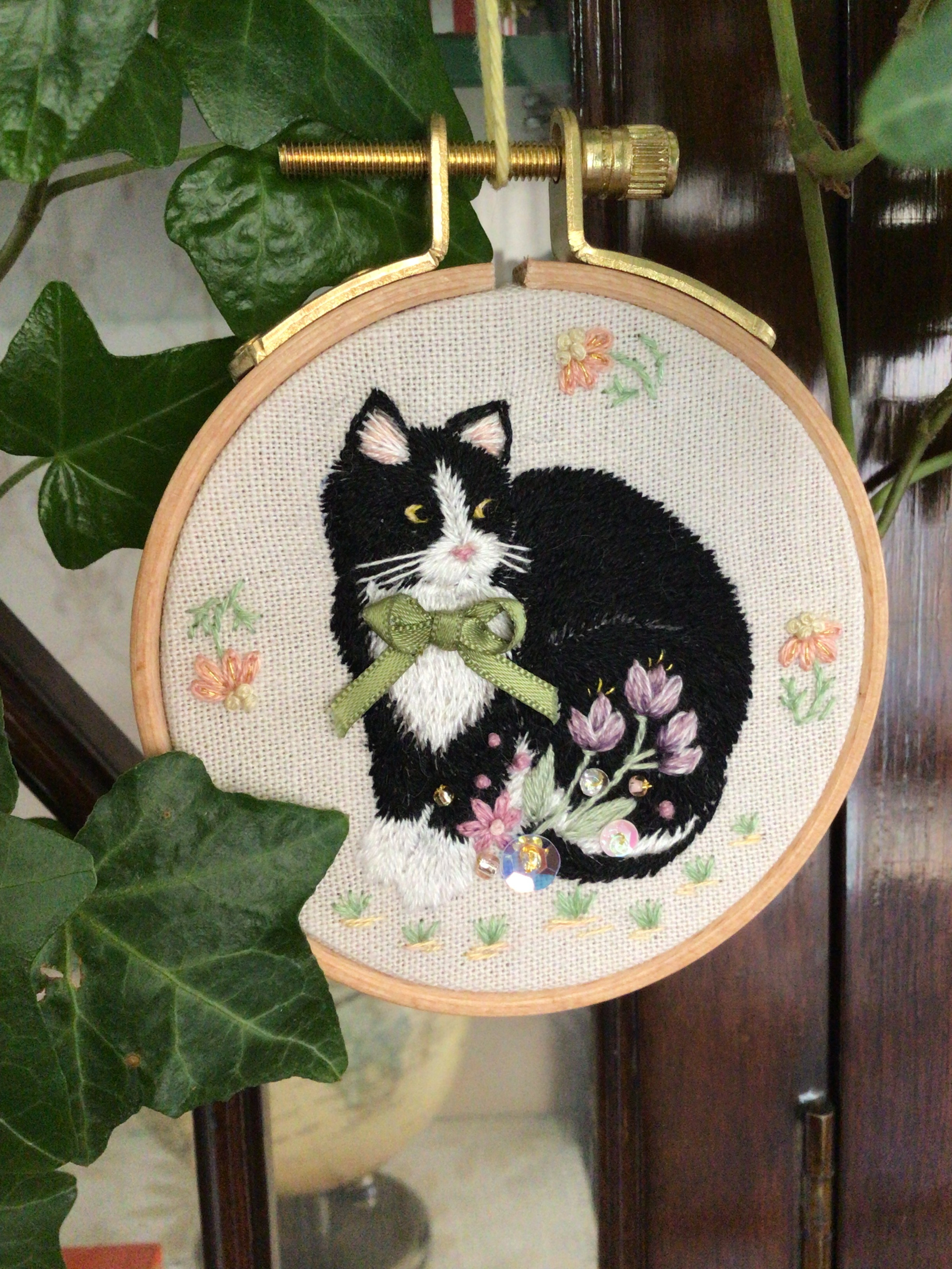 ハンドメイド　刺繍フレーム　花火とキジトラ子猫 ハンドメイド 刺繍フレーム 花火とキジトラ子猫 ハンドメイド
