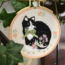 ネコ　クロネコ　手刺繍　ビーズ　フレーム　ししゅう　木苺　ギフト　うちの子 1枚目の画像