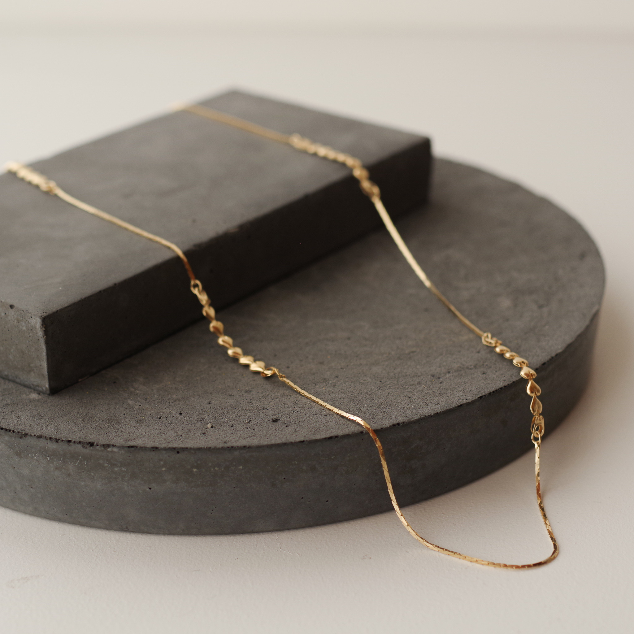 k18ゴールド　ヴィンテージハートモチーフ入りスネークチェーンのロングネックレス