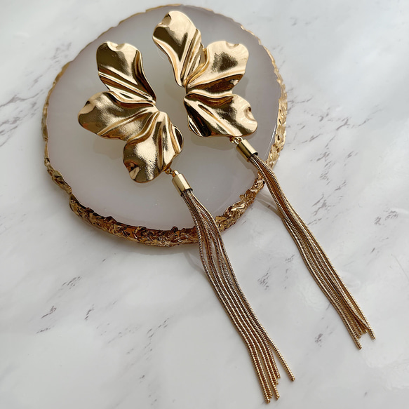 大きなお花のピアス　結婚式　ゴールド　真鍮　フラワーピアス　ゴールドピアス ブライダルピアス 結婚式 花嫁 ブライダルイヤリング 真鍮ピアス