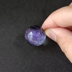 パープルの渦が輝く宇宙玉レジンの球体ネックレス 6枚目の画像