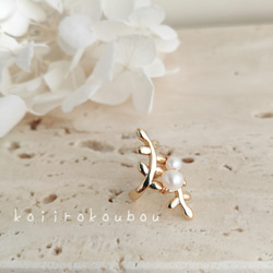 ゴールドリーフ＆淡水パールのイヤーカフ 1枚目の画像