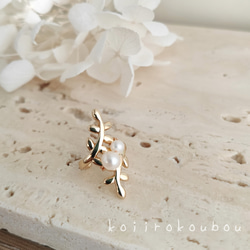 ゴールドリーフ＆淡水パールのイヤーカフ 3枚目の画像