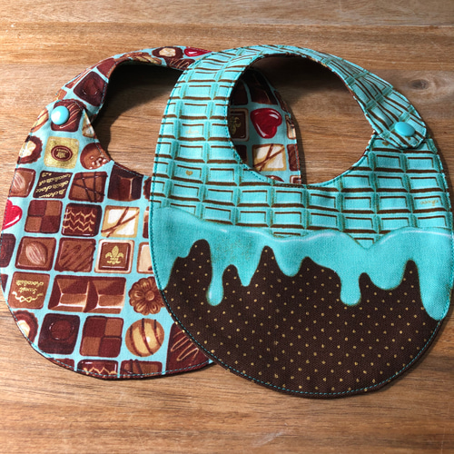 リバーシブルbabyスタイ とろ〜りチョコレート スタイ・よだれかけ Qué