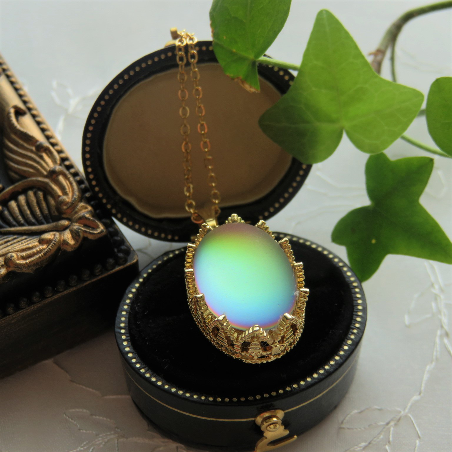 オーロラ　奇跡の色彩と発色　アンティーク　チェコ　ヴィトレイルストーン　プリンセスネックレス