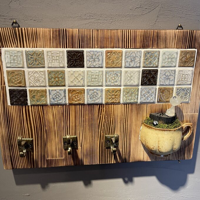 キーフック　タイル掘り込み　コーヒーカップ　コダマとまっくろくろすけ付き