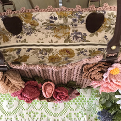 ピンクローズのトートバッグ（モカベージュ）★レース編み　ファスナー 口　手編み 編み物 3枚目の画像