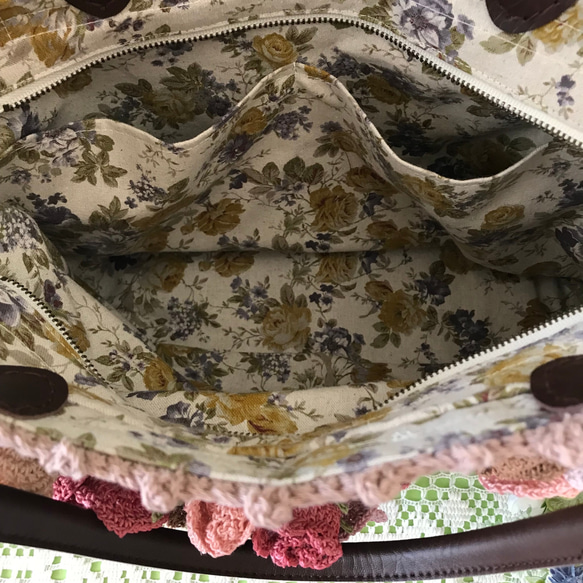 ピンクローズのトートバッグ（モカベージュ）★レース編み　ファスナー 口　手編み 編み物 4枚目の画像