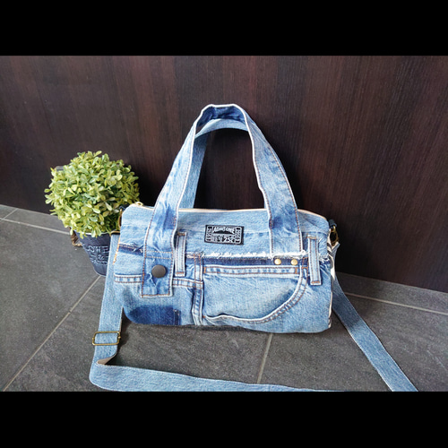 デニムリメイク♪ファスナー*スクエアショルダーバッグ❥ハンドメイド❥ ショルダーバッグ N-shop* 通販｜Creema(クリーマ) 18043800