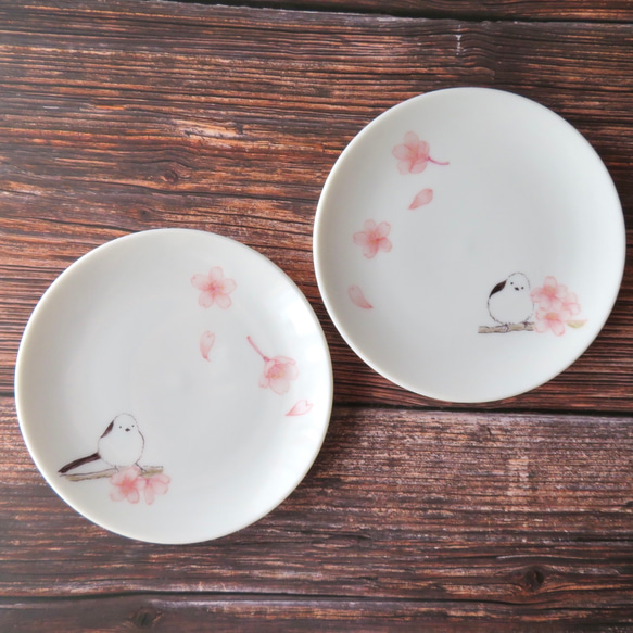 シマエナガと桜の小皿 　２枚セット　手描きの器　 1枚目の画像