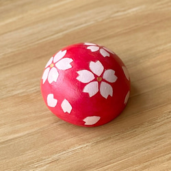【１点もの】マカロンブローチVARIE「桜・赤」 木工 アクセサリー（誕生日プレゼント・ギフト) 母の日 さくら 春 1枚目の画像