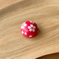 【１点もの】マカロンブローチVARIE「桜・赤」 木工 アクセサリー（誕生日プレゼント・ギフト) 母の日 さくら 春 2枚目の画像