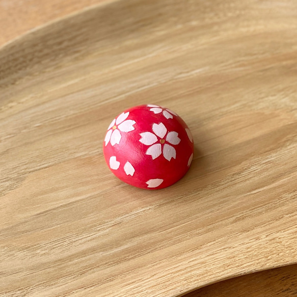 【１点もの】マカロンブローチVARIE「桜・赤」 木工 アクセサリー（誕生日プレゼント・ギフト) 母の日 さくら 春 2枚目の画像