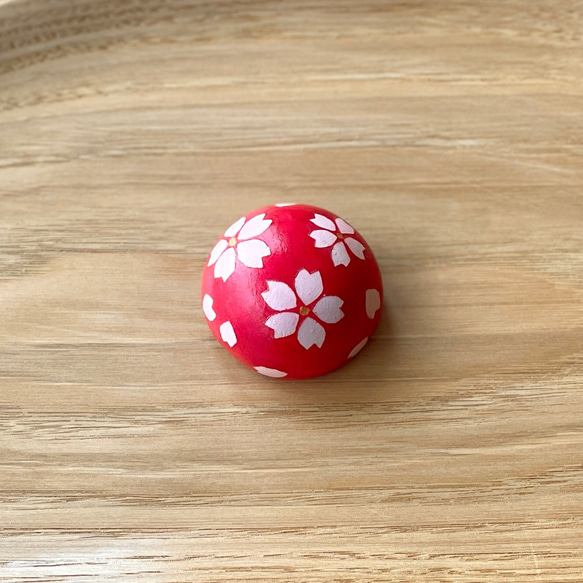 【１点もの】マカロンブローチVARIE「桜・赤」 木工 アクセサリー（誕生日プレゼント・ギフト) 母の日 さくら 春 3枚目の画像