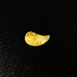現品一点物 ゴールド タイチンルチル 勾玉 Ｍｒ４９ 極太金針水晶 お守り 不思議な力 天然石 ストーン 人気 6枚目の画像