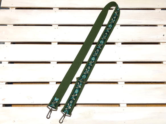 38mm幅・斜め掛け用ショルダーストラップ★グリーンベルト+深緑のオーガンジーに緑系グラデーションの花刺繍のストラップ 7枚目の画像