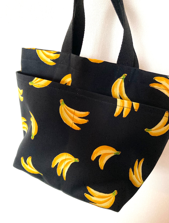 【受注製作】バナナ柄のポケット付きミニトートバッグ＊ブラック 1枚目の画像