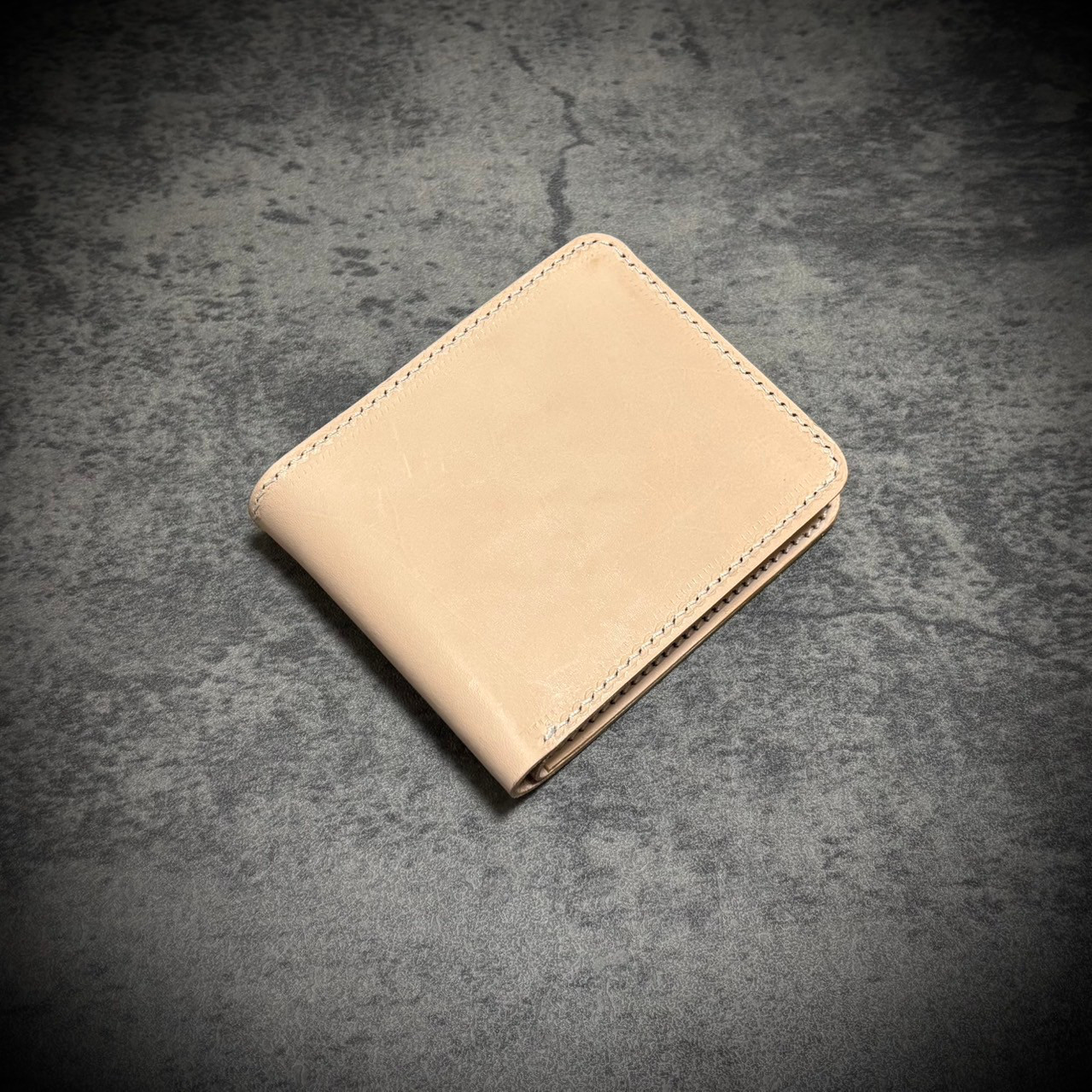 経年変化を楽しむ メンズ 二つ折り 財布 生成り ナチュラル 手縫い ヌメ革 本革 牛革 革財布