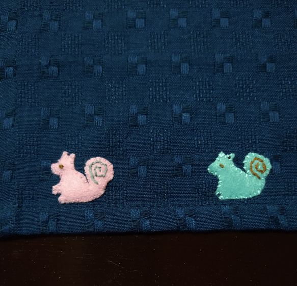 フェルトのリスの手刺繍ランチョンマット 3枚目の画像