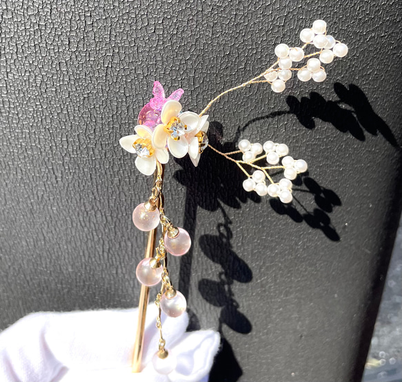 蝶が降り立つ花　かんざし 髪飾り ヘアアクセサリー 簪 3枚目の画像