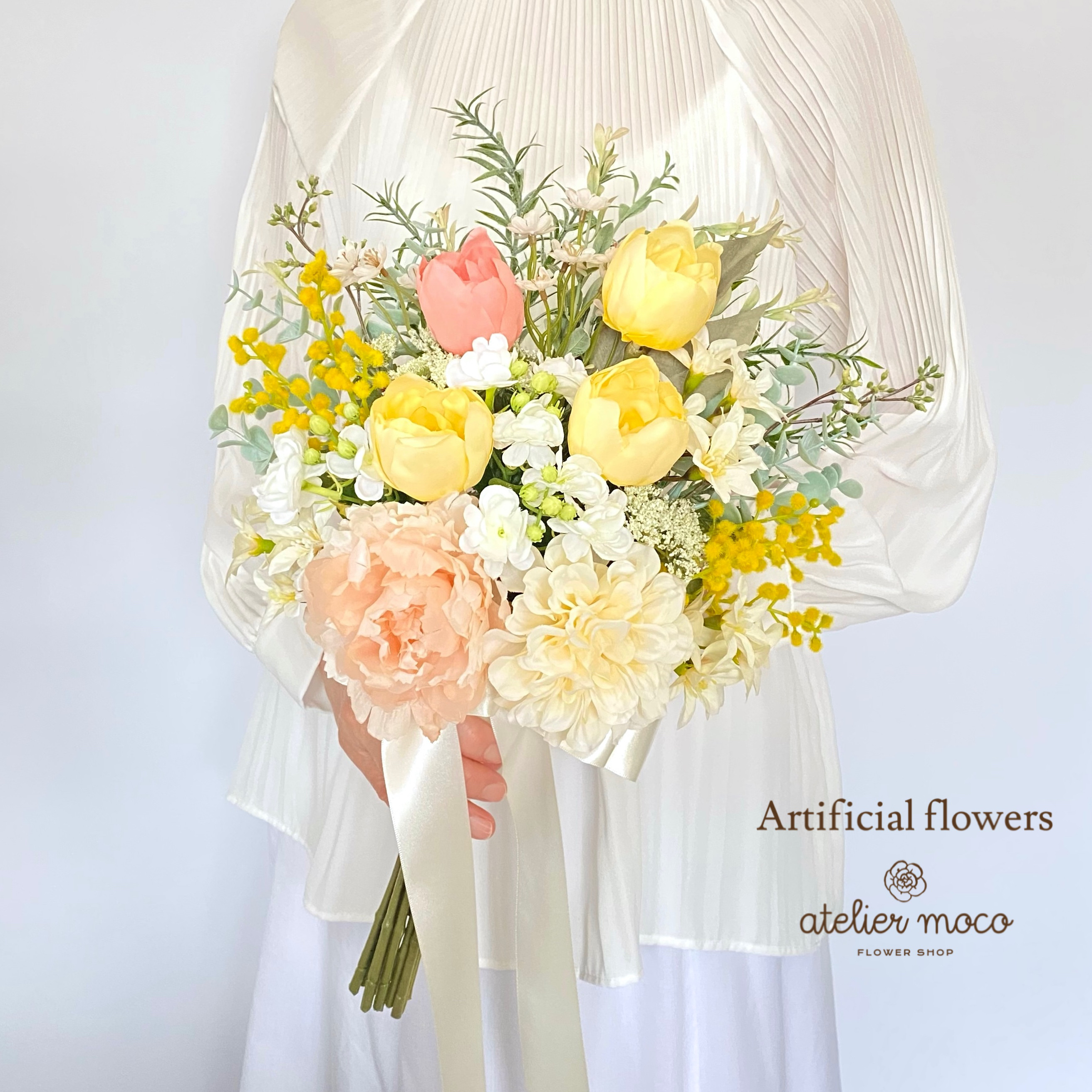 クリームカラーの アンティーク クラッチ ブーケ（アーティフィシャル・造花・ウェディング・前撮り・フォト） 99,999円