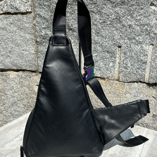 20%OFFSALE＞軽量！さんかくボディバッグ大（本革） BLACK ボディ