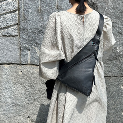 ＜20%OFFSALE＞軽量！さんかくボディバッグ大（本革） BLACK 1枚目の画像