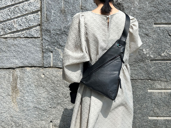 ＜20%OFFSALE＞軽量！さんかくボディバッグ大（本革） BLACK 1枚目の画像